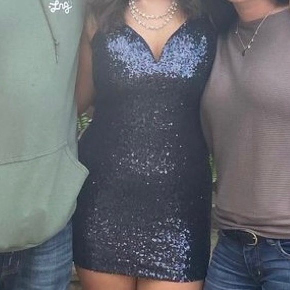 Size 7/8 navy blue form fitted homecoming dress, only worn once - Picture 4 of 4